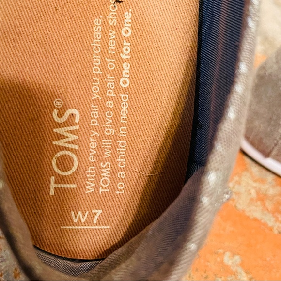 🍃Toms Gray/Metallic Silver Leaf Pattern Flats! - Picture 9 of 9